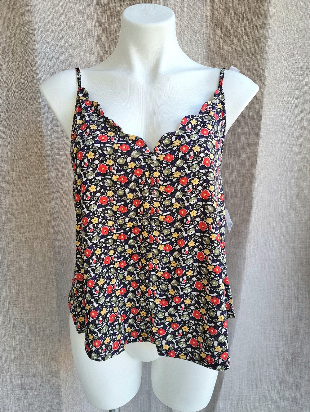 Floral Scallop-Edge Camisole in Multicolor Print Button Embellishment Size L